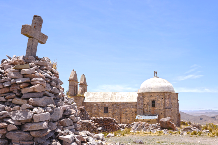 Las coloniales Capilla Calvario y la Virgen de las Letanías de Viacha