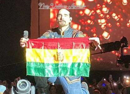 Backstreet Boys sostiene la bandera boliviana durante concierto en Brasil
