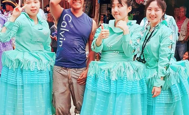 Asiáticas bailan Ch’uta y causan sensación en Caranavi