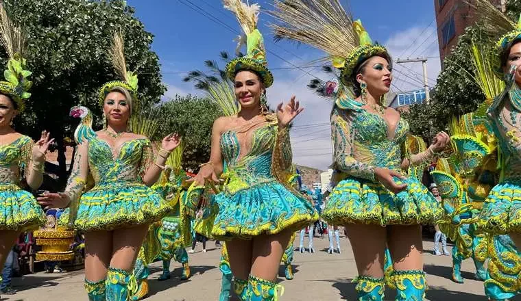 Carla Ortiz bailó en el Carnaval de Oruro como la «Chaskañawi» y oró de rodillas frente a la virgencita