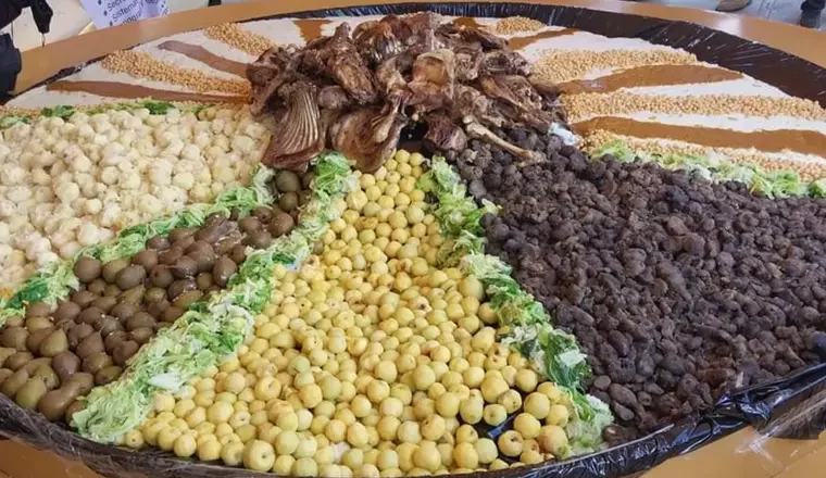 Presentan el plato más grande de puchero en Sacaba