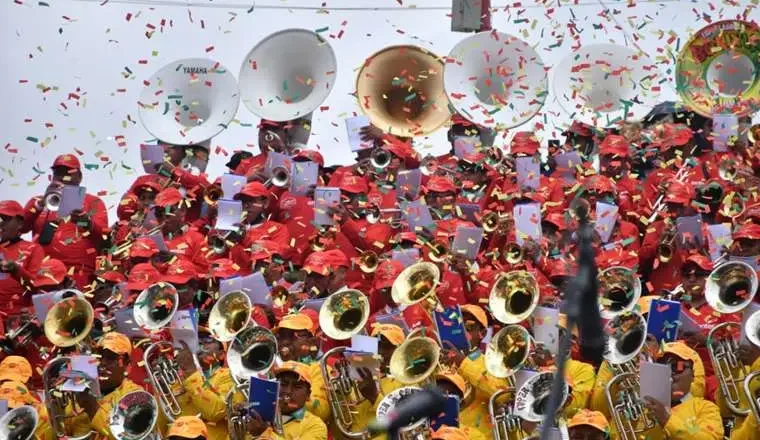 La última canción de Shakira causa furor en el Festival de Bandas en Oruro