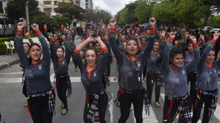 Cochabamba vive la primera precarnavalera con cientos de bailarines y espectadores