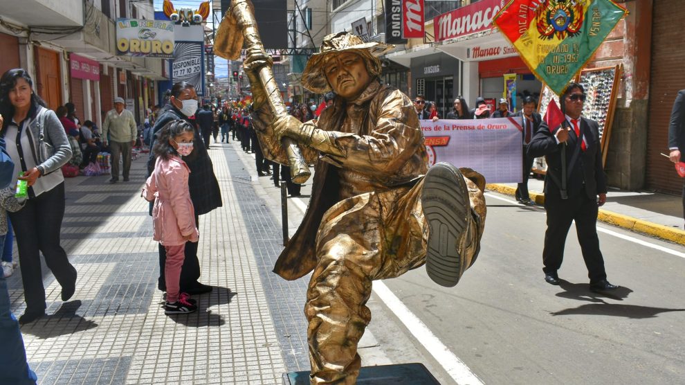 Oruro: Desalojan de vía pública a estatua viviente y artistas hacen toma cultural de las calles  