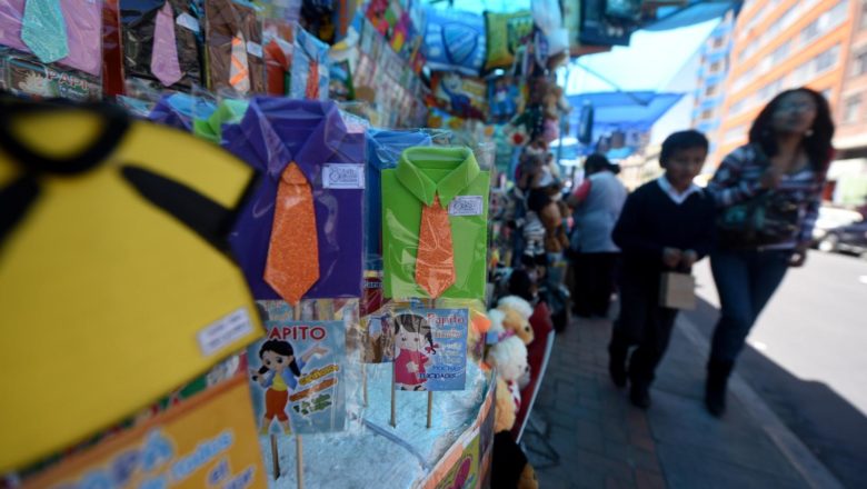 Almohadas en forma de salteñas, tazas y peluches, las familias se preparan así para homenajear a los padres