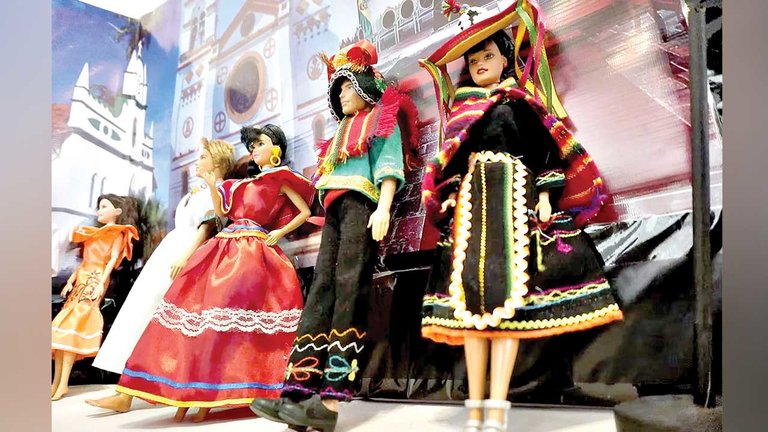 Exhibición en La Paz “bolivianiza” a los famosos muñecos Barbie y Ken