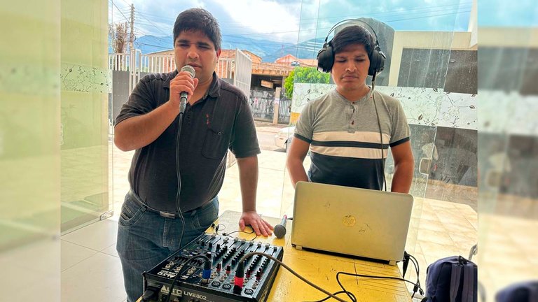 Raúl y David, no videntes DJ que amenizan eventos y realizan singulares mezclas de música