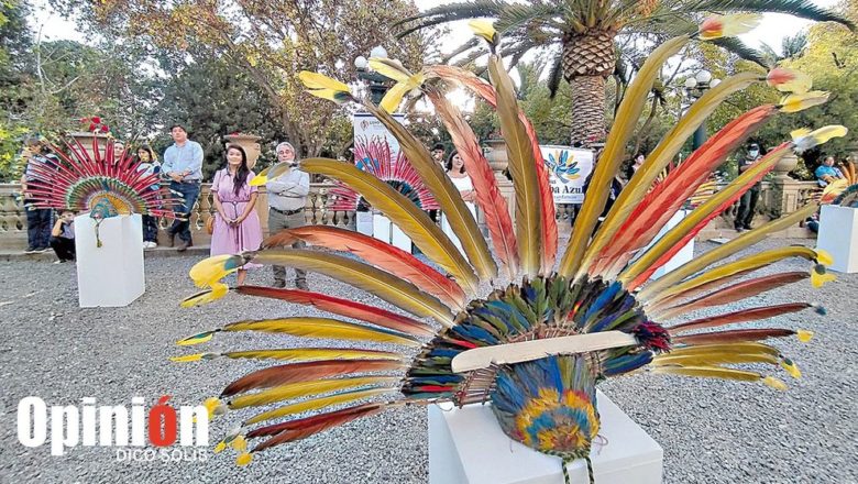 Muestran atuendos tradicionales con plumaje alternativo