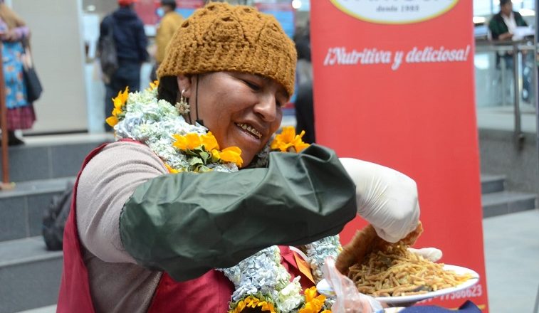 Jheny llevará la sabrosa sopita de fideo por El Alto a la Fexco de Cochabamba