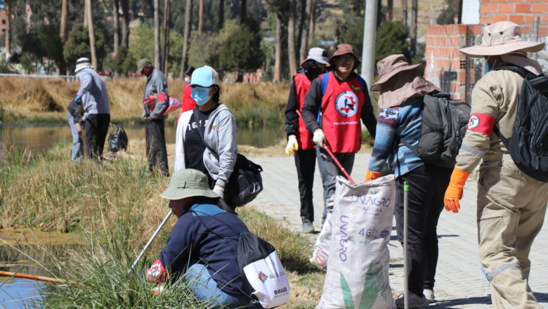 La Paz: Más de un centenar de servidores públicos limpian la laguna de Achocalla y le devuelven su atractivo turístico