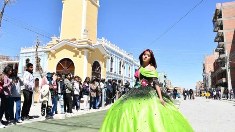 Desfile de modas en Uyuni mostró riqueza de textiles potosinos