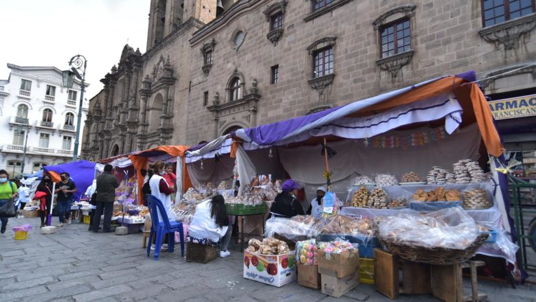 Se instalan dos ferias de masitas por Todos Santos en las iglesias de San Francisco y La Merced