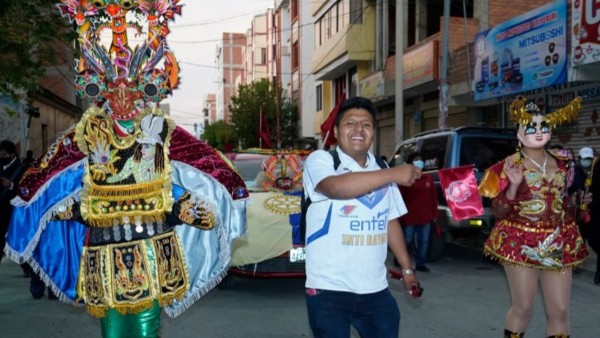 Orureños celebran su identidad con gran caravana