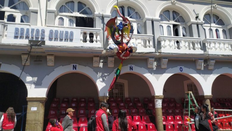 Gigantes caretas adornaron el Carnaval de Oruro y buscan el récord Guinness