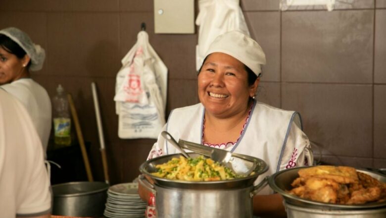 Desde su puesto de comida, Estela invita a conocer Tarija