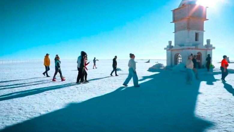 Pese al frío, los turistas no dejan de ir al Salar de Uyuni