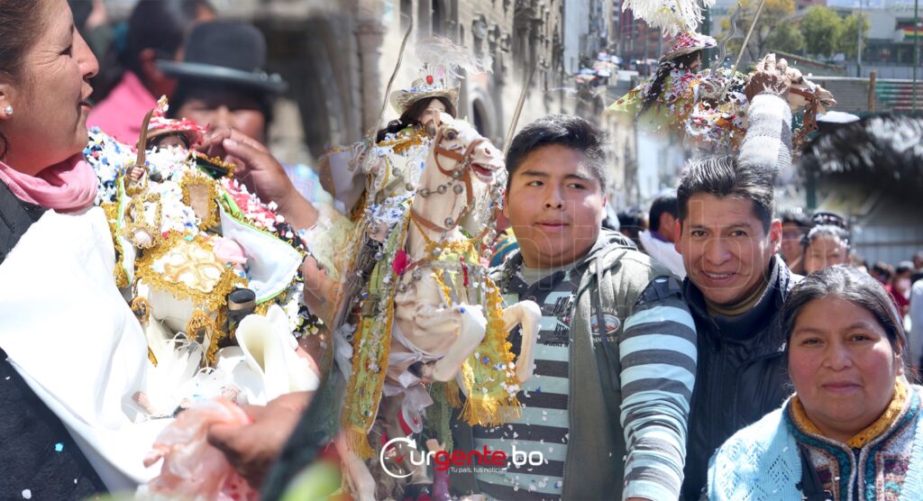 La Paz: Celebran al Tata Santiago, un santo firme que “obliga a las parejas a casarse”