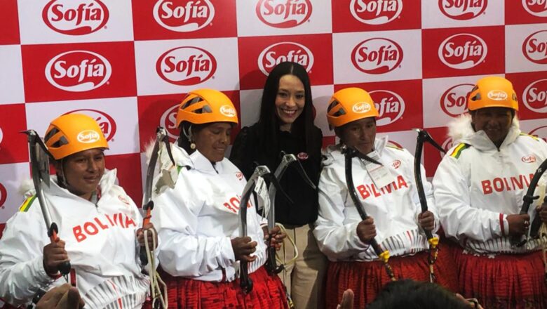 Cuatro cholitas escaladoras se preparan para ascender al Everest