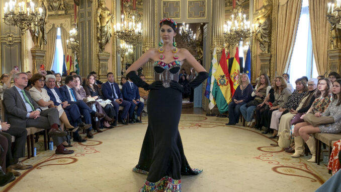 La moda boliviana llega a Madrid para poner en valor la riqueza cultural de sus tejidos