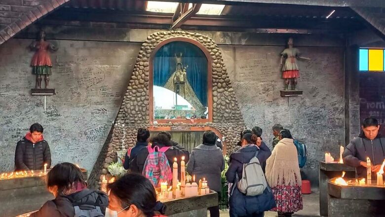 Cochabambinos celebran la festividad de la Virgen de las Flores de Copacabana