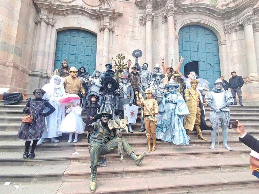 Estatuas vivientes se congregan en Potosí por el FIC