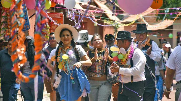 Despedida con algarabía. Corsos zonales cierran los festejos carnavaleros en Cochabamba