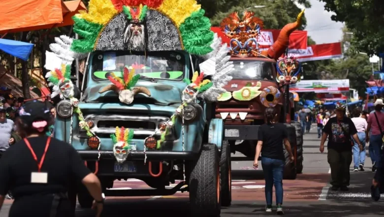 Derroche de alegría, colorido y tradición marcan el Corso de Corsos en Cochabamba en el cierre del Carnaval